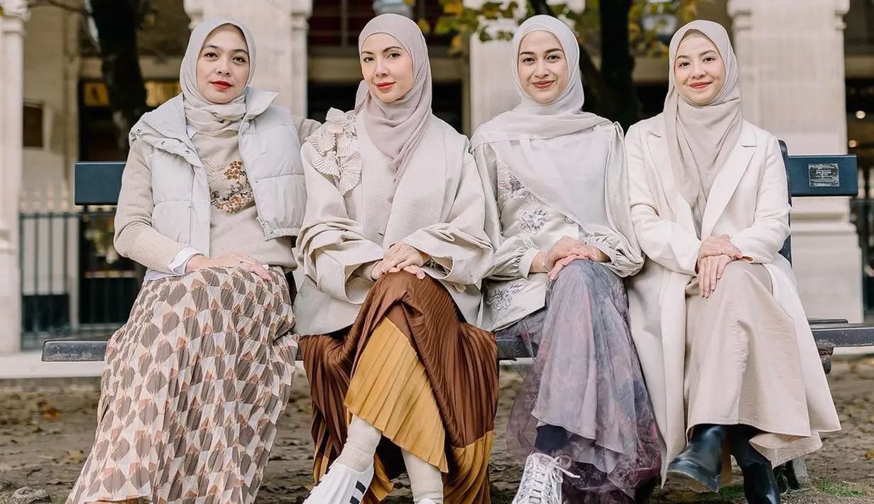 Buat kamu yang berhijab, gaya Natasha Rizky, Nina Zatulini, Ratna Galih, dan Dian Ayuh berikut ini bisa jadi inspirasi. Mereka memancarkan pesona anggun lewat padanan outerwear dan maxi skirt serasi. [@natasharizkynew]