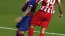 Pemain Barcelona Arturo Vidal (kiri) dan Atletico Madrid Diego Costa berebut bola udara pada pertandingan La Liga di Stadion Camp Nou, Barcelona, Spanyol, Selasa (30/6/2020). Barcelona bermain imbang 2-2 melawan Atletico Madrid. (AP Photo/Joan Monfort)