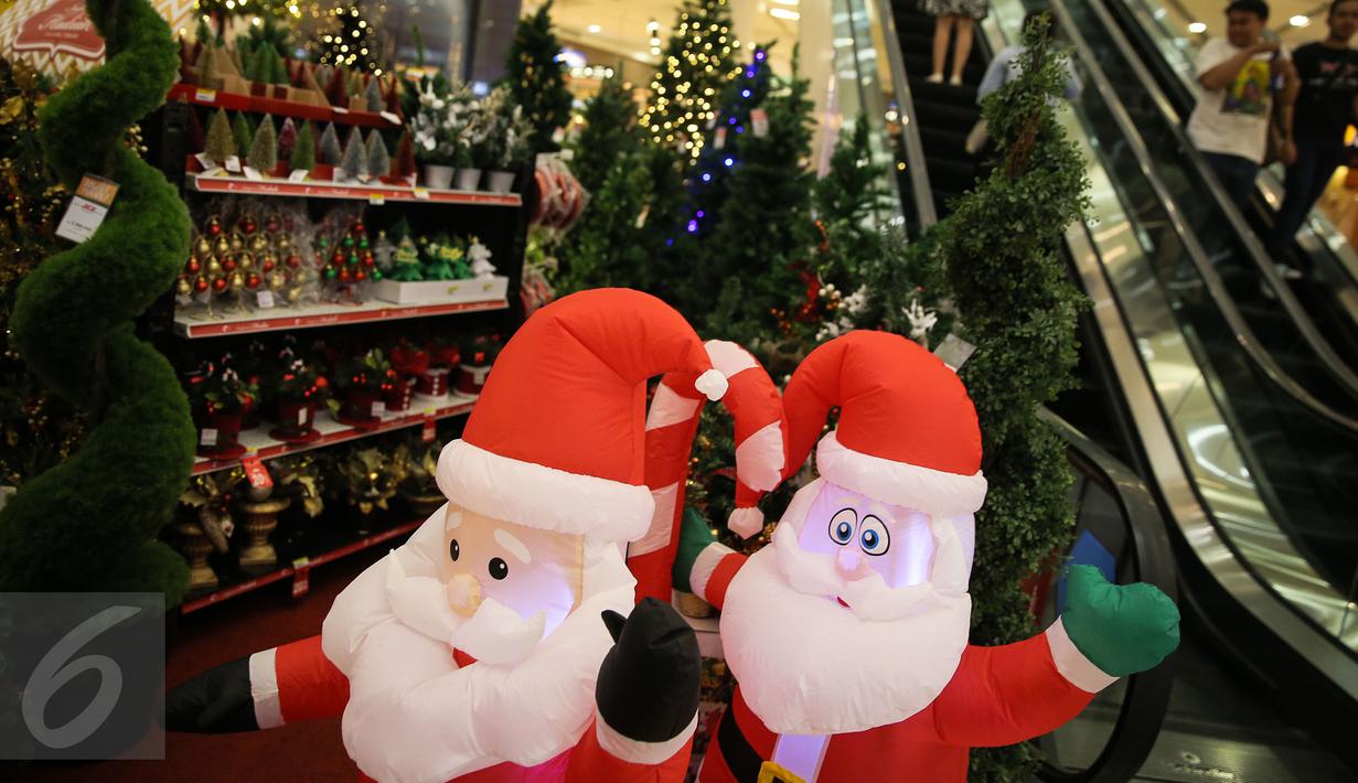 Sejumlah pohon dan pernak-pernik natal yang dijual di Mall Gandaria City, Jakarta, Rabu (9/12/2015). Jelang perayaan hari raya umat Kristen, berbagai pernak-pernik dan hiasan rumah bertema Natal kini mulai marak. (Liputan6.com/Faizal Fanani)