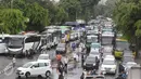 Kendaraan massa aksi 2 Desember terparkir di sepanjang Jalan Raya Pos, Jakarta, Jumat (2/12). Terbatasnya tempat parkir menyebabkan massa aksi memarkirkan kendaraan di tepi jalan, meskipun menutup arus lalu lintas. (Liputan6.com/Immanuel Antonius)