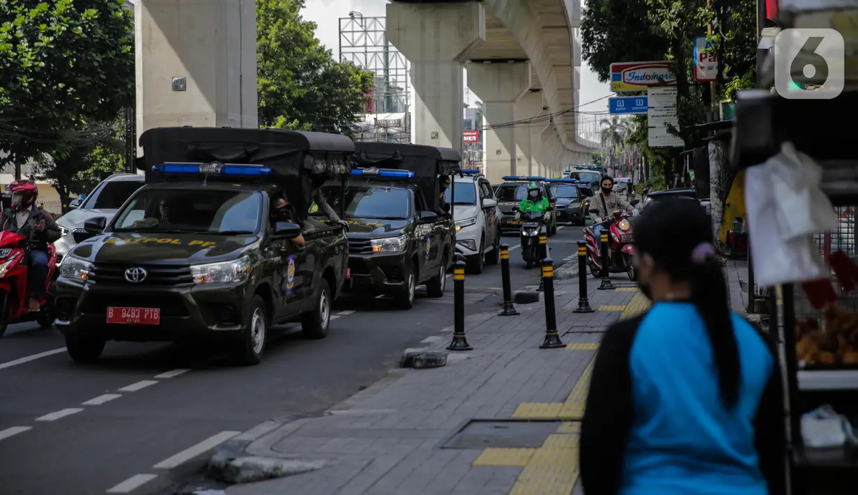 Petugas gabungan dari Satpol PP, Dishub, polisi hingga TNI melakukan patroli di kawasan Jalan Fatmawati, Jakarta, Kamis (15/4/2020). Patroli gabungan tersebut untuk mengimbau masyarakat agar tetap dirumah dan selalu menggunakan masker saat beraktivitas di luar rumah. (Liputan6.com/Faizal Fanani)