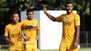 Pemain Bhayangkara FC, Marinus Wanewar, mengikuti sesi latihan jelang laga perdana Liga 1 di Lapangan ABC Senayan, Jakarta, Senin (19/3/2018). Bhayangkara FC akan berhadapan dengan Persija Jakarta. (Bola.com/Asprilla Dwi Adha)