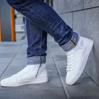 Ilustrasi sepatu putih/Shutterstock-Africa Studio.