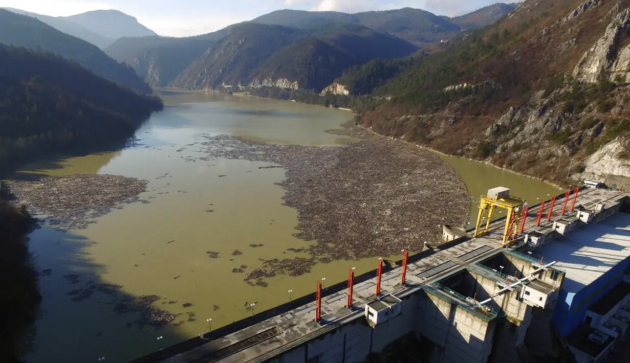 Foto dari udara memperlihatkan hamparan sampah menyumbat Sungai Drina dekat Kota Visegrad, Bosnia, Selasa (5/1/2021). Hamparan limbah terdiri dari sampah botol plastik, papan kayu, tong berkarat, dan lainnya. (AP Photo/Eldar Emric)