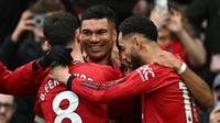 Para pemain MU merayakan gol Casemiro ke gawang Fulham dalam lanjutan Liga Inggris 2025/2026 di Old Trafford, Minggu (1/2/2026) malam WIB. (Paul ELLIS / AFP)