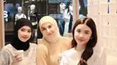 Irish Bella bersama suami dan anak sambungnya memilih liburan ke Thailand, Bangkok. Tampak Irish Bella mengenakan atasan warna coklat dipadukan kerudung dan celana warna senada. [@_irishbella_]