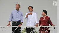 Presiden Jokowi didampingi Ibu Negara, Iriana Widodo saat berbincang dengan Presiden ke-44 AS, Barrack Obama di beranda Istana Presiden Bogor, Jumat (30/6). Kedatangan Obama di Istana Bogor atas undangan pribadi Jokowi.  (Liputan6.com/Angga Yuniar)
