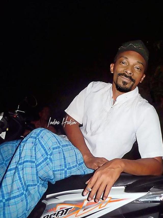 6 Editan Foto Seleb Dunia Pakai Sarung Ini Bikin Tepuk Jidat, Kocak