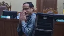 Mantan Menteri Pendidikan, Kebudayaan, Riset, dan Teknologi (Mendikbudristek) Nadiem Anwar Makarim saat menghadiri sidang perdana kasus dugaan tindak pidana korupsi (Tipikor) terkait program digitalisasi pendidikan berupa pengadaan laptop Chromebook dan Chrome Device Management (CDM) di lingkungan Kemendikbudristek tahun 2019–2022 di Pengadilan Tipikor, Jakarta, Senin (5/1/2026). Nadiem Anwar Makarim akhirnya dihadirkan dalam sidang pembacaan dakwaan kasus dugaan tindak pidana korupsi (Tipikor) terkait program digitalisasi pendidikan berupa pengadaan laptop Chromebook dan Chrome Device Management (CDM) di lingkungan Kemendikbudristek tahun 2019–2022. (merdeka.com/Arie Basuki)