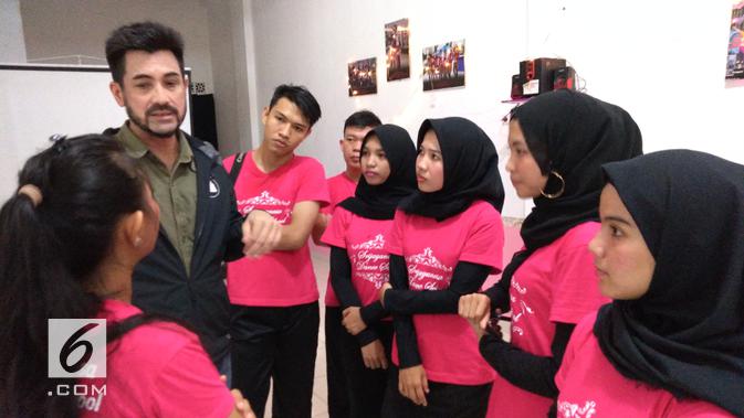Para penari Srijayanasa Dance School bersama Jason Tedjasukmana dari Google Indonesia. Dok: Tommy Kurnia/Liputan6.com