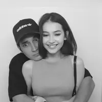 Gaya pacaran Sandrinna Michelle dan Junior Roberts menuai kritik karena dinilai terlalu berlebihan. Banyak yang tak setuju dengan cara mereka memperlihatkan kemesraan. [Foto: instagram.com/sandrinna_11]