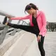 Primal movement mengajak tubuh kembali pada pola gerak dasar yang alami, seperti squat, lunge, mendorong, menarik, hingga berjalan. (Foto/Dok: Magnific)