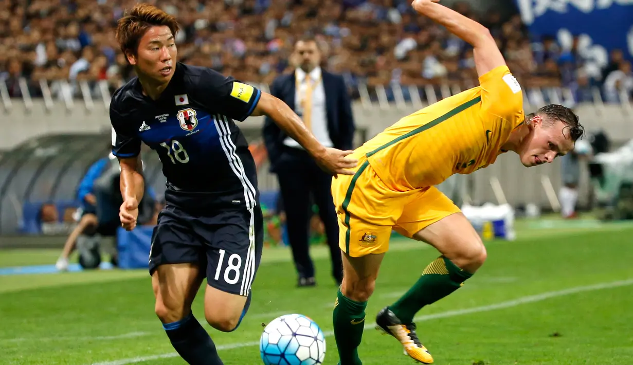 Pemain Jepang Takuma Asano berebut bola dengan  pemain Australia, Brad Smith saat pertandingan kualifikasi Piala Dunia Grup B di Saitama, Jepang (1/9). Pada pertandingan tersebut Jepang menang 2-0 atas Australia. (AP Photo / Shuji Kajiyama)