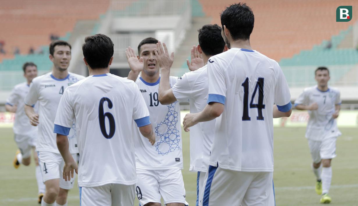 Pemain Uzbekistan merayakan gol yang dicetak oleh Amonov Azizbek ke gawang Bahrain pada laga PSSI Anniversary Cup 2018 di Stadion Pakansari, Senin (30/4/2018). Babak pertama  Uzbekistan 1-1 dengan Bahrain. (Bola.com/M Iqbal Ichsan)
