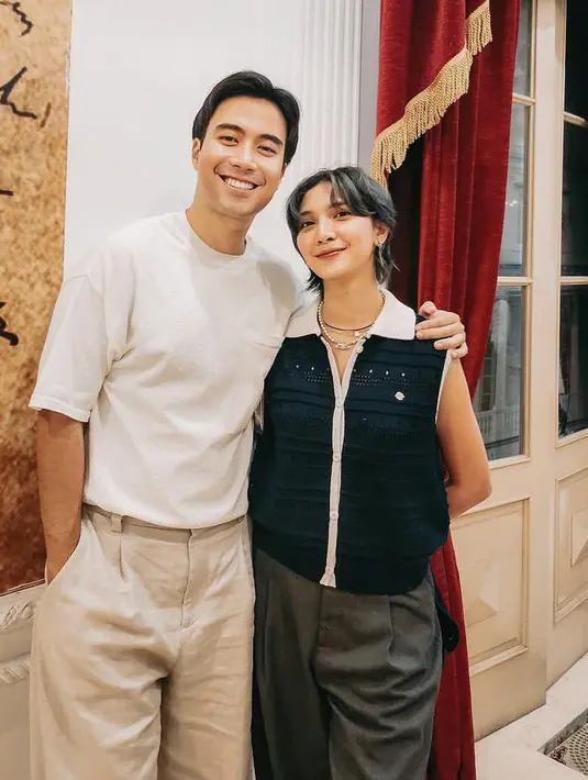 Saat Idul Adha, Sheila memilih mengenakan atasan hitam tanpa lengan berkerah putih. Sedangkan, Vidi santai dengan kaos putih dipadukan celana warna beigenya.  [@vidialdiano]