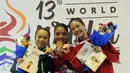 Atlet Wushu Indonesia, Juwita Niza WA (tengah) dan Ivana Ardelia (kanan) di podium kemenangan kelas Taulo Womens Nangun Kejuaraan Dunia Wushu ke-13 di Istora Senayan Jakarta, Selasa (17/11/2015). (Liputan6.com/Helmi Fithriansyah)