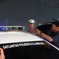 Pemasangan kaca film pada lampu rotator mobil Satlantas Polresta Bandar Lampung. Foto : (Liputan6.com/Ardi)