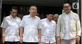 Ketua Harian DPP Partai Gerindra, Sufmi Dasco Ahmad (kedua kiri) didampingi Ketua Tim Pemenangan Riza Patria (kiri) dan bakal calon gubernur-wakil gubernur Jakarta, Ridwan Kamil-Suswono sesaat sebelum menggelar rapat di Hutan Kota Plataran, Senayan, Jakarta, Senin (16/9/2024). (Liputan6.com/Herman Zakharia)