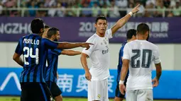 Penyerang Real Madrid Cristiano Ronaldo (tengah) meminta bola kepada rekannya di Stadion Tianhe, Cina, Senin, (27/7/2015).  Pertandingan ini merupakan Pemanasan sebelum mengarungi Liga Spanyol 22 Agustus mendatang. (REUTERS/Tyrone Siu)