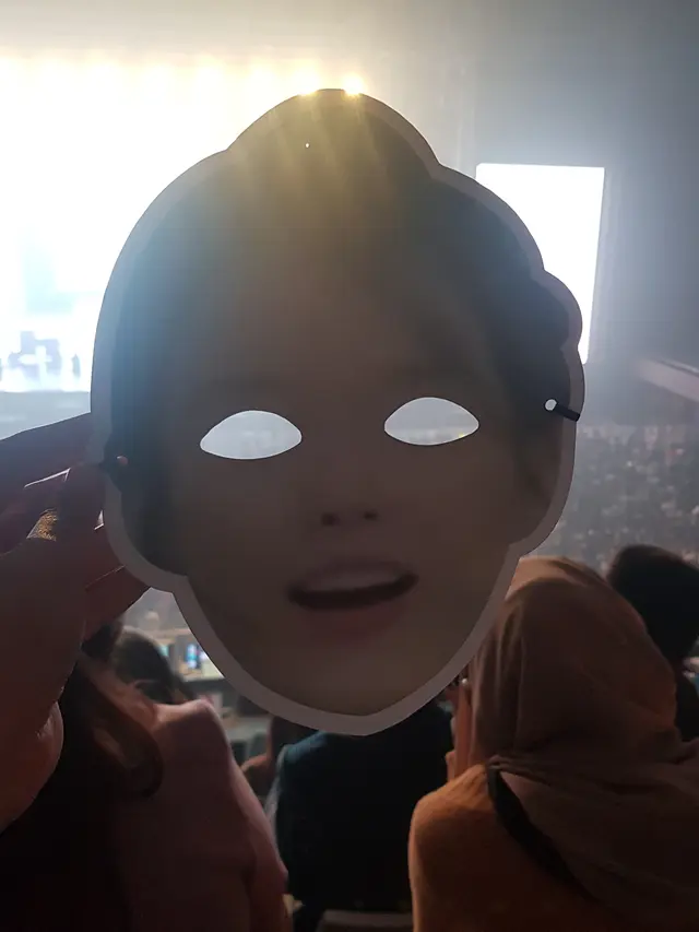 Topeng yang digunakan dalam konser IU di Jakarta.