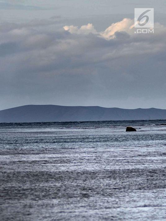 Pengamatan Gunung Anak Krakatau dari Dusun Tiga Regahan Lada, Pulau Sebesi, Lampumg Selatan, Senin (31/12). Gunung Anak Krakatau diperkirakan kehilangan volume sekitar 150-180 juta m3 dan saat ini tersisa 40-70 juta m3. (Liputan6.com/Herman Zakharia)