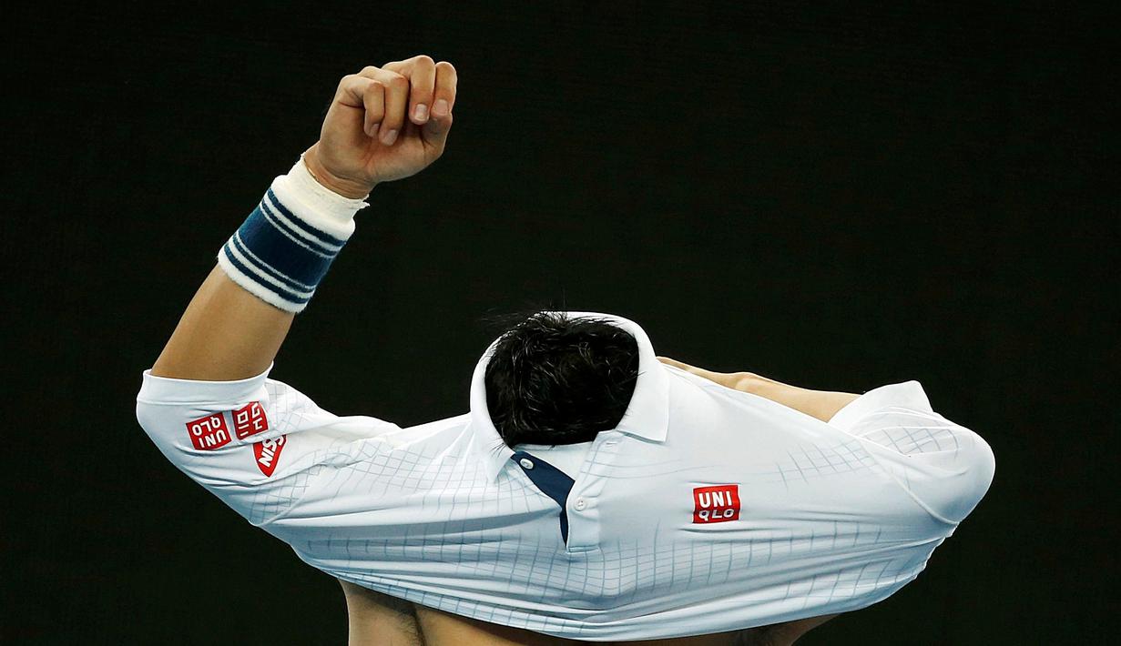 Petenis putra Jepang, Kei Nishikori, memakai kaos baru di sela pertandingan babak kedua tenis Australia Terbuka 2016 melawan Austin Krajicek dari AS di Melbourne Park, Australia, (20/1/2016). (Reuters/Issei Kato)