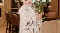 Shella Saukia, Crazy Rich Aceh yang terseret kontroversi selebgram transgender Isa Zega umrah. (dok. Instagram @shellasaukiaofficial/https://www.instagram.com/p/DCJ-vqmSwvY/)
