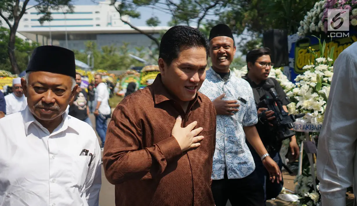 Pengusaha nasional Erick Thohir tiba di rumah duka Presiden ke-3 RI BJ Habibie di kawasan Kuningan, Jakarta, Kamis (12/9/2019). Sejumlah tokoh nasional terus berdatangan ke rumah duka atas meninggalnya BJ Habibie. (Liputan6.com/Immanuel Antonius)