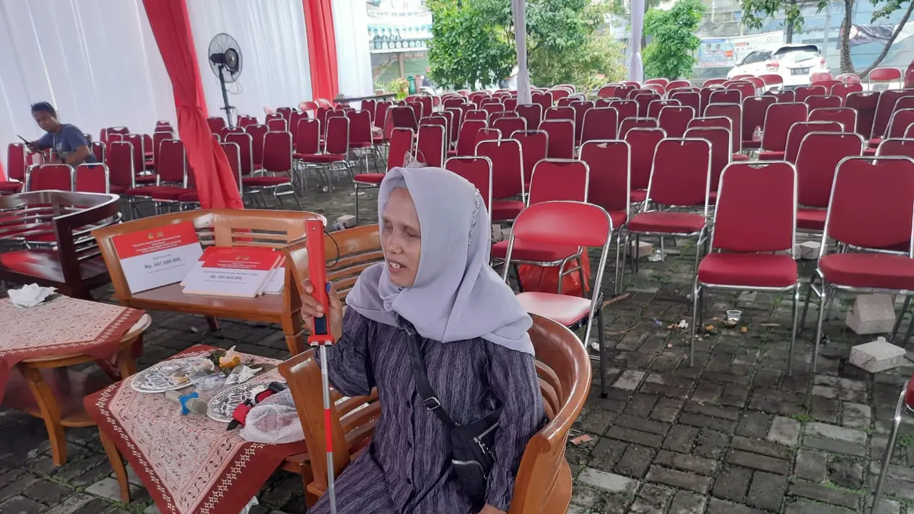 Cerita Penyandang Disabilitas Netra di Depok Terima Tongkat Adaptif Kemensos