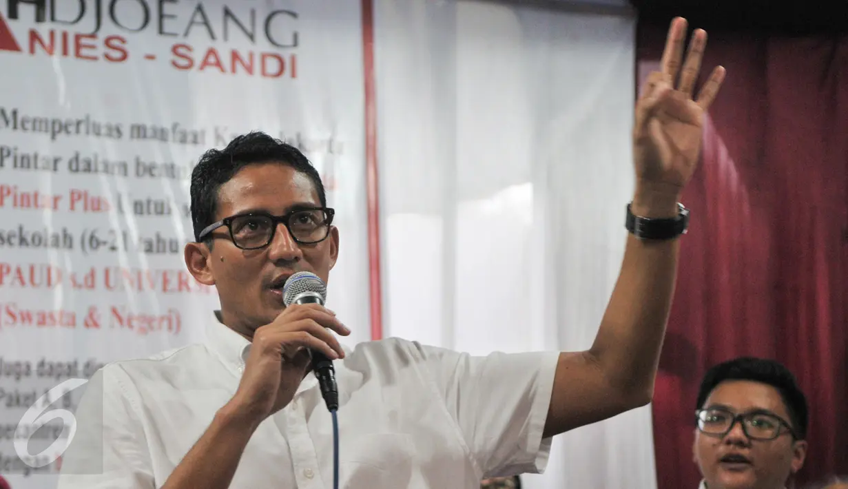 Cawagub DKI Jakarta, Sandiaga Uno saat mensosialisasikan program KJP Plus ke warga Batu Ampar, Kramatjati, Jakarta Timur, Senin (3/4). Selain sosialisasi, Sandi melantik kader Roemah Djoeang pemenangan di wilayah Batu Ampar. (Liputan6.com/Yoppy Renato)