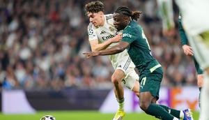 Thiago Pitarch Pinar dan Jeremy Doku berebut bola dalam laga leg pertama babak 16 besar Liga Champions antara Real Madrid vs Manchester City di Santiago Bernabeu, 12 Maret 2026. (AP Photo/Jose Breton)