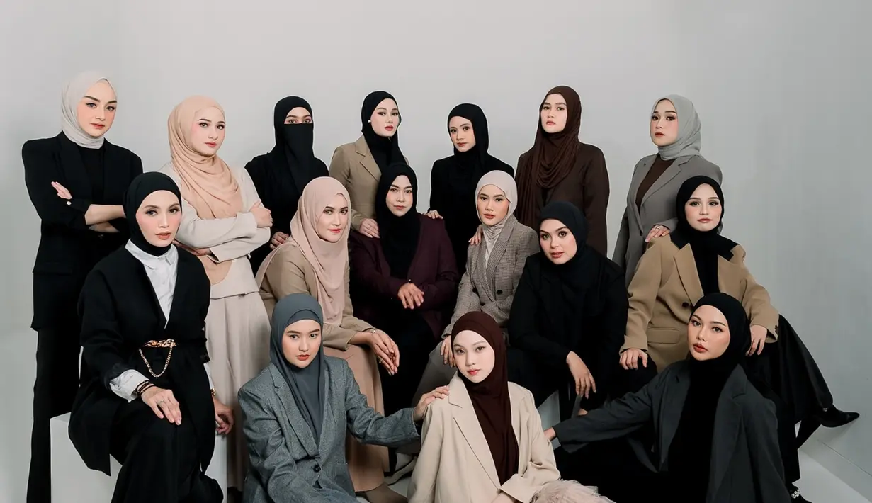Baru 10 hari melahirkan, Anisa Rahma tetap turut serta dalam pemotretan Geng Butterfly. Setelah mengenakan dress warna soft, konsep pemotretan Geng Butterfly selanjutnya adalah elegan dan stylish dengan mengenakan blazer dengan warna nuansa gelap. Dalam foto lainnya terlihat, tak lupa anggota geng artis ini mengenakan kacamata hitam untuk mendukung penampilannya jadi lebih menarik. (Liputan6.com/IG/@asrikasura)