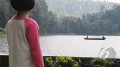 Di libur Lebaran, para wisatawan menikmati liburan di taman wisata alam Situ Gunung, Jawa Barat, Sabtu (2/8/14). (Liputan6.com/Herman Zakharia)