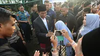 Sejumlah warga bersalaman dengan Presiden Joko Widodo usai melaksanakan salat id Hari Raya Idul Fitri 1 Syawal 1439  H di Lapangan Astrid, Kebun Raya Bogor, Jumat (15/6). (Merdeka.com/Arie Basuki)
