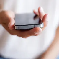 Menghubungi mantan bisa diputuskan secara instan, tapi siap-siap akan penyesalan di belakangnya, ya. (Foto: huffingtonpost.com)