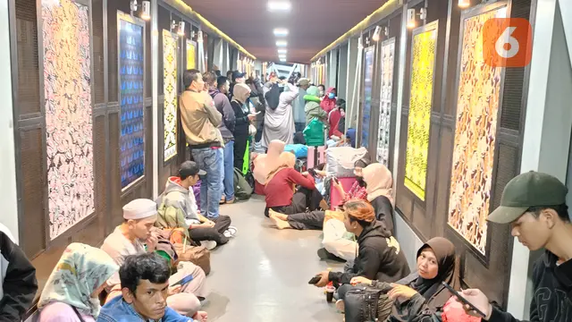 Pemudik Pejalan Kaki Istirahat di Gang Way. (Jumat, 05/04/2024). (Yandhi Deslatama/Liputan6.com).
