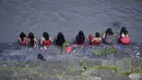 Sejumlah wanita Hindu Nepal mandi suci di sungai Bagmati selama festival Rishi Panchami di Kathmandu (3/9/2019). Di festival ini para wanita berpuasa di siang hari dan berdoa untuk umur panjang untuk suami mereka. (AFP Photo/Prakash Mathema)