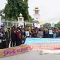 Demonstrasi nelayan Pulau Rupat mendesak Gubernur Riau Syamsuar mencabut izin penambangan pasir laut oleh PT Logo Mas Utama. (Liputan6.com/M Syukur)