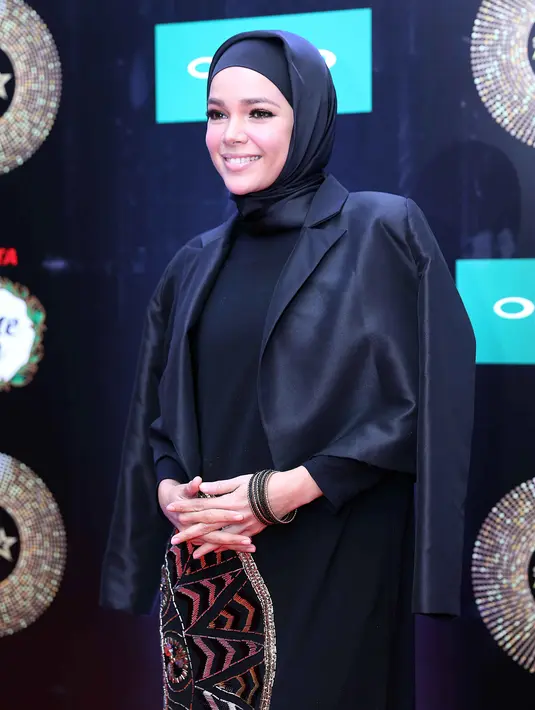 Dewi Sandra mengaku prihatin melihat yayasan yang menampung 65 anak berkebutuhan khusus. Ia menganggap kurang layak dengan hanya ada 1 fentilasi dan 1 kamar mandi. Dan yayasan itu tidak berharap bantuan dari pemerintah. (Nurwahyunan/Bintang.com)