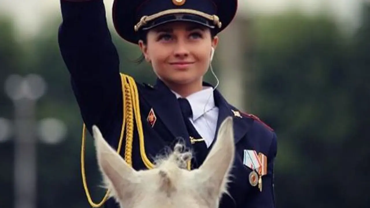 [Bintang] Polwan Rusia Berkuda Lagi Viral, Netizen Indonesia Komentari Instagram Tatiana Zima