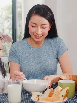 Ibu yang menyendoki anaknya makan (Foto: Freepik/tirachardz).