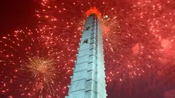 Kembang api menghiasi langit Pyongyang selama perayaan tahun baru di Korea Utara (Korut), Minggu (1/1). Sedangkan Korea Selatan (Korsel) menyambut pergantian tahun dengan unjuk rasa menuntut penggulingan Presiden Park Geun-hye. (KCNA/via Reuters)