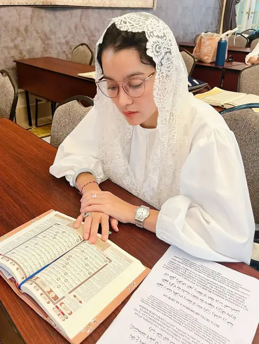 Tidak lupa, salah satu aktivitas yang kerap dilakukan selama bulan suci Ramadhan ialah tadarus Al-Quran. Dalam beberapa kesempatan, Marcella membagikan momen saat ia tengah membaca Al-Quran bersama dalam momen tadarusan. (Liputan6.com/IG/marcella.zalianty)