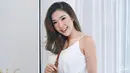 Melalui akun Instagram pribadinya, Gisella Anatstasia cukup sering mengunggah gaya OOTD. Penampilannya yang pun lebih sering terlihat casual untuk sehari-hari. Ia pun beberapa kali terlihat memadupadankan busana berwarna putih. (Liputan6.com/IG/@gisel_la)