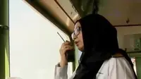 Kapten Agustine Nurul Fitriah merupakan perempuan pertama yang menakhodai Kapal Tanker di Indonesia. (Liputan 6 SCTV)