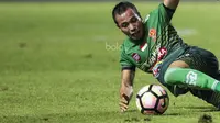 Gelandang PS TNI, Guntur Triaji, berusaha merebut bola saat melawan Arema FC pada laga Liga 1 di Stadion Pakansari, Bogor, Senin (3/7/2017). (Bola.com/Vitalis Yogi Trisna)