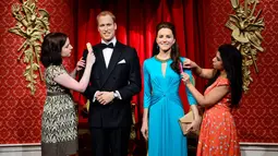 Penampilan baru jas dan gaun dari patung lilin pasangan kerajaan itu di Madame Tussauds, London, Rabu (2/7/14). (AFP PHOTO/Leon Neal)