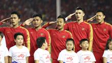 Para pemain Timnas Indonesia U-22 sikap hormat sebelum melawan Vietnam U-22 pada laga final SEA Games 2019 di Stadion Rizal Memorial, Manila, Selasa (10/12). Indonesia kalah 0-3 dari Vietnam. (Bola.com/M Iqbal Ichsan)