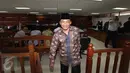 Terdakwa kasus suap gas alam Bangkalan, Fuad Amin bersiap meninggalkan ruangan usai sidang lanjutan di Pengadilan Tipikor, Jakarta, Kamis (13/8). Agenda sidang Mantan Bupati Bangkalan itu guna mendengarkan keterangan 25 saksi. (Liputan6.com/Helmi Afandi)