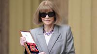 Pemimpin redaksi Vogue Inggris-AS Anna Wintour berpose dengan medali mereka setelah diangkat sebagai Anggota Ordo Sahabat Kehormatan (CH) setelah upacara Pelantikan di Istana Buckingham di London pada tanggal 4 Februari 2025. (Dok: Andrew Matthews / POOL / AFP)